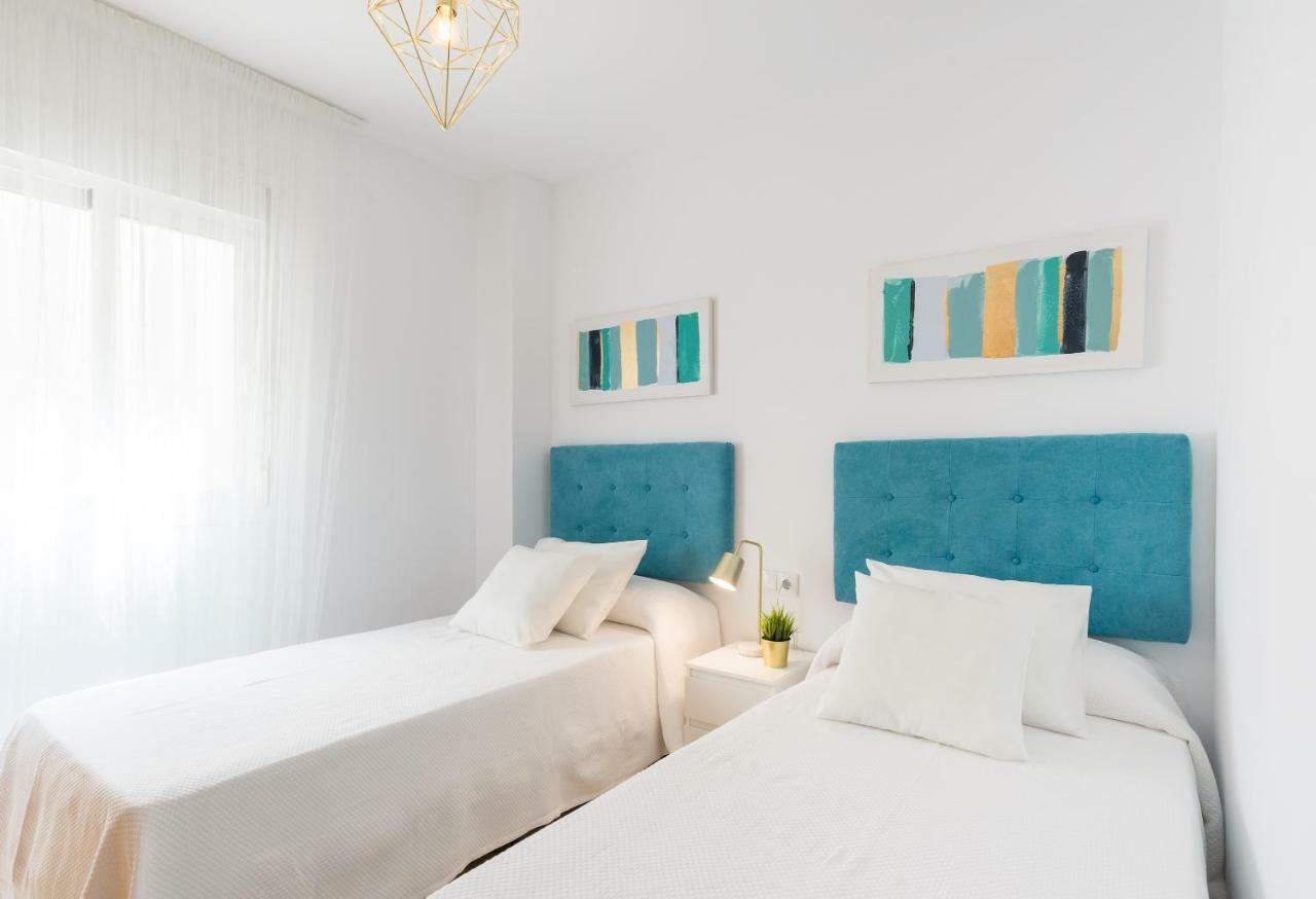 Charming Apartment On The Beach - Pool And Parking マラガ エクステリア 写真
