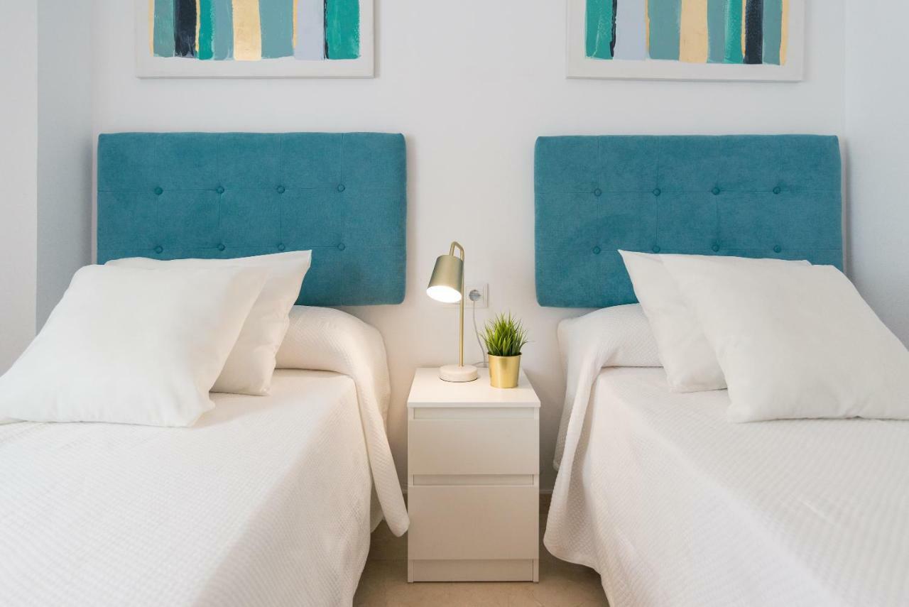Charming Apartment On The Beach - Pool And Parking マラガ エクステリア 写真