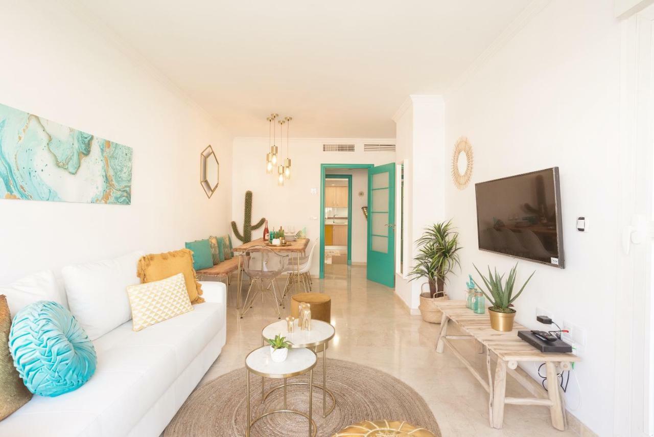Charming Apartment On The Beach - Pool And Parking マラガ エクステリア 写真