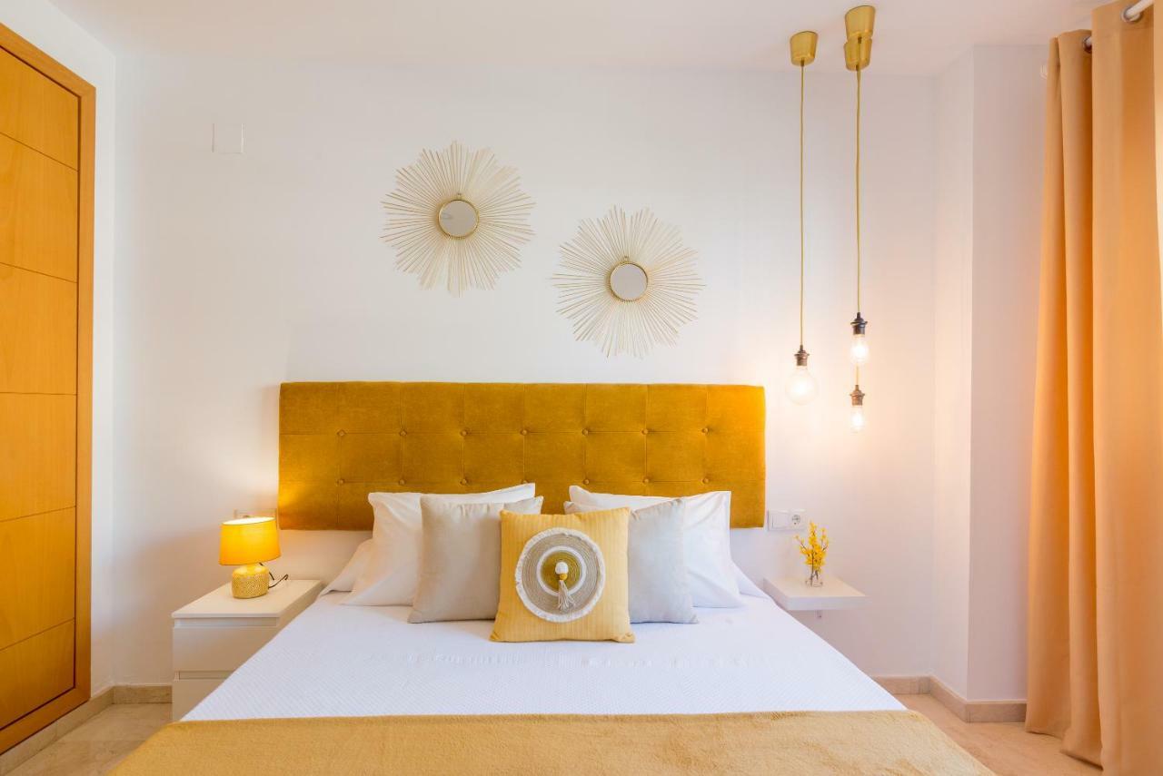 Charming Apartment On The Beach - Pool And Parking マラガ エクステリア 写真
