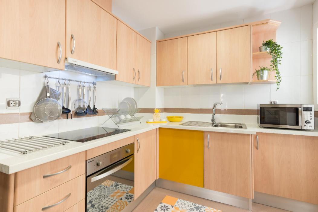 Charming Apartment On The Beach - Pool And Parking マラガ エクステリア 写真